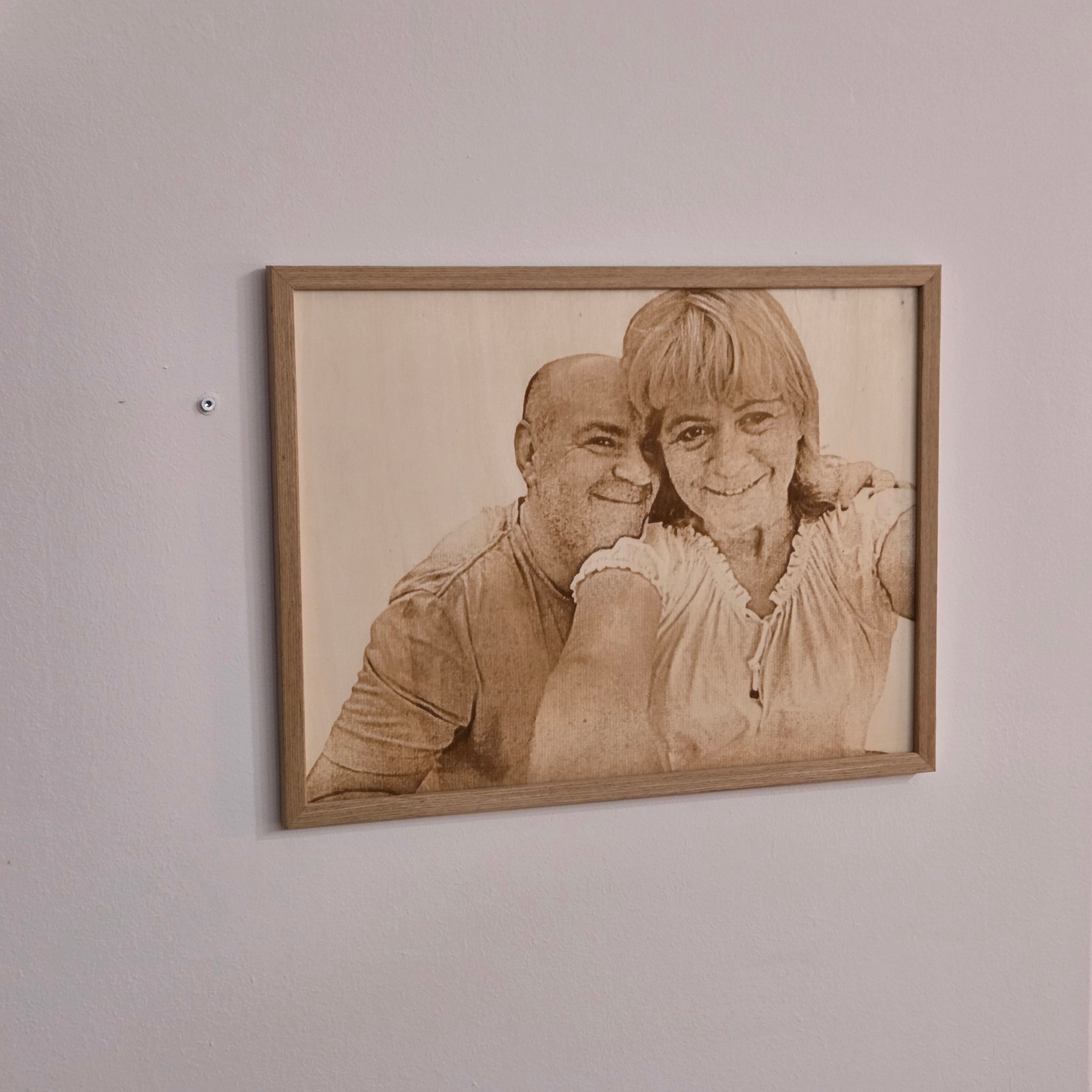 Gravirana fotografija na lesu 30 × 40 cm