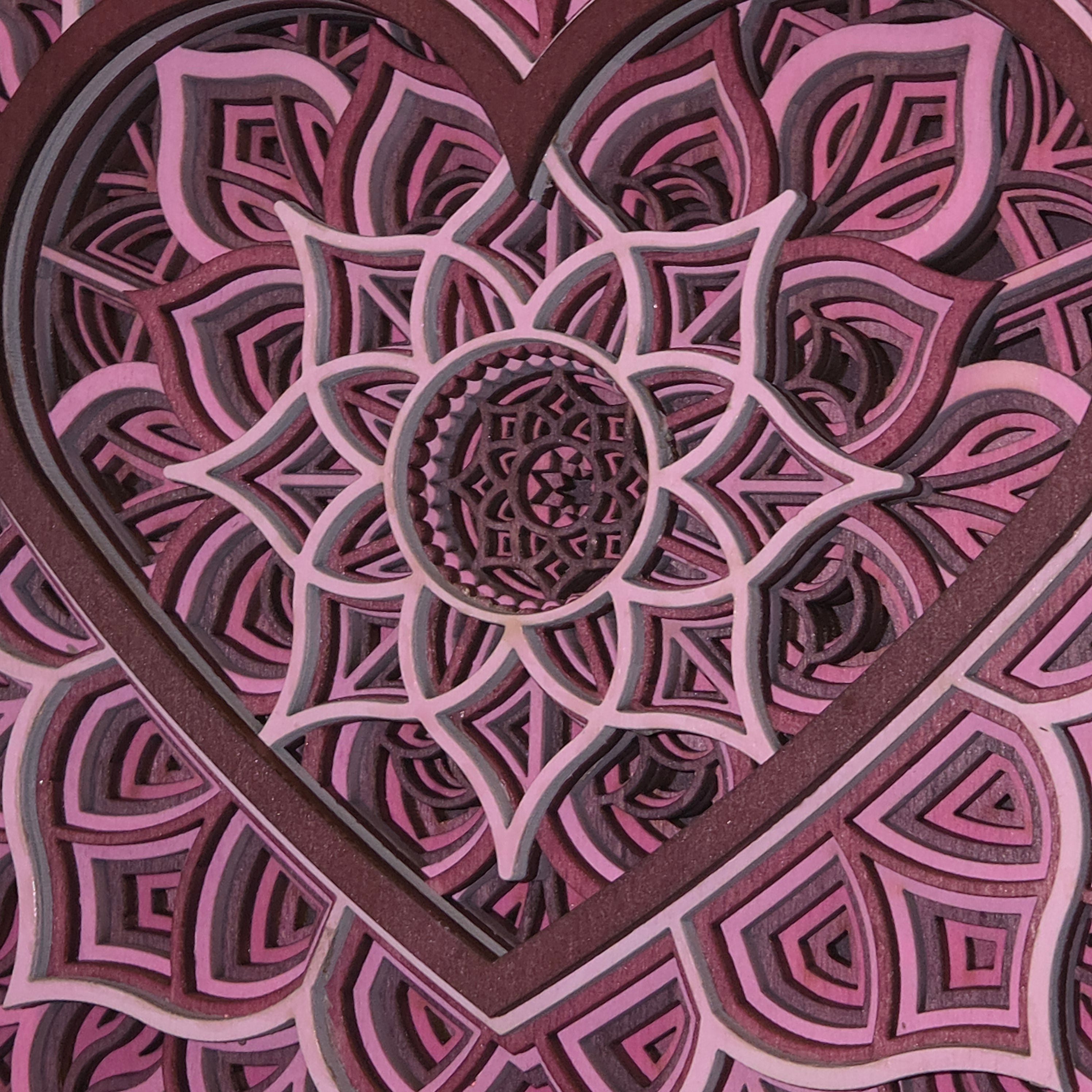 Srčna mandala – lesena stenska dekoracija