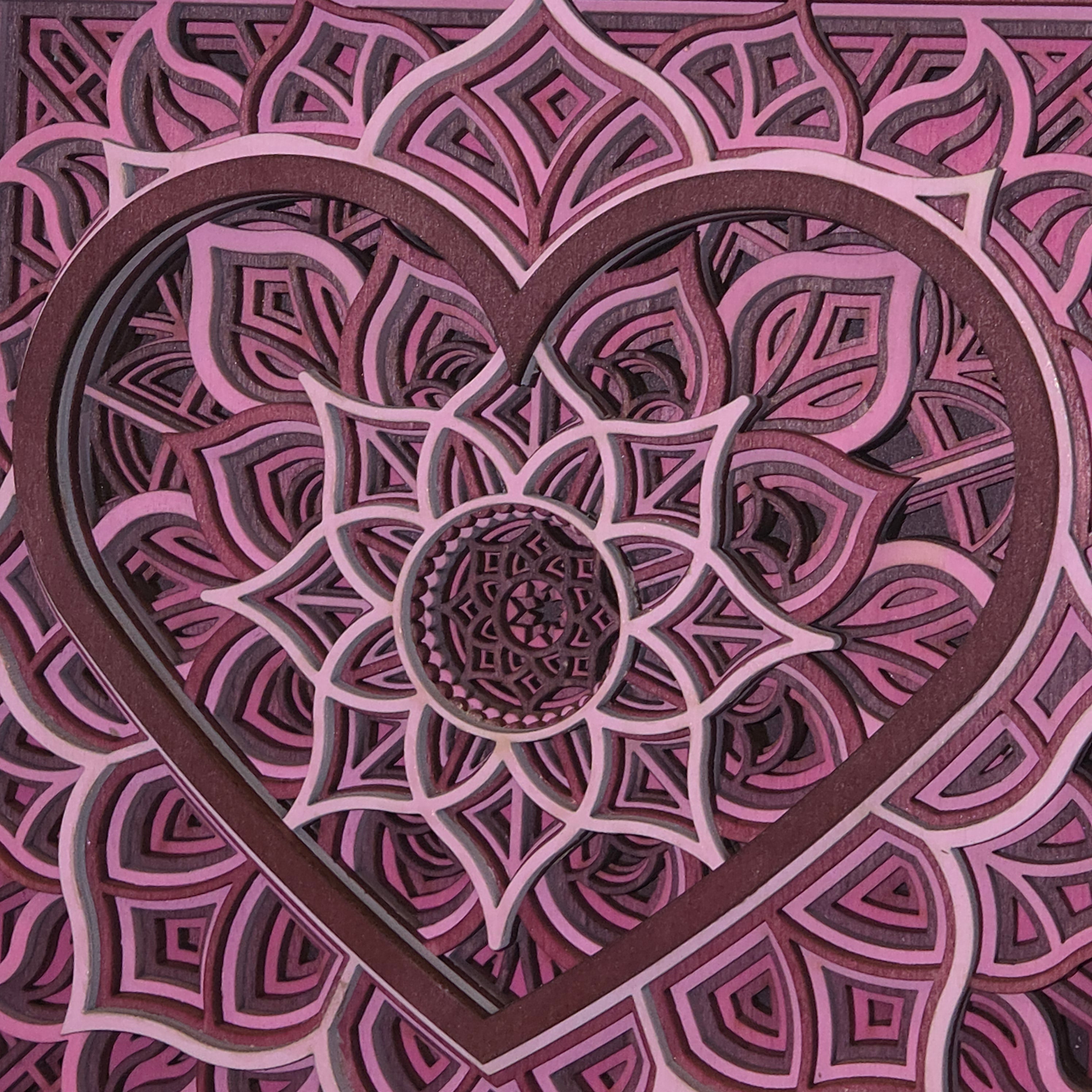 Srčna mandala – lesena stenska dekoracija