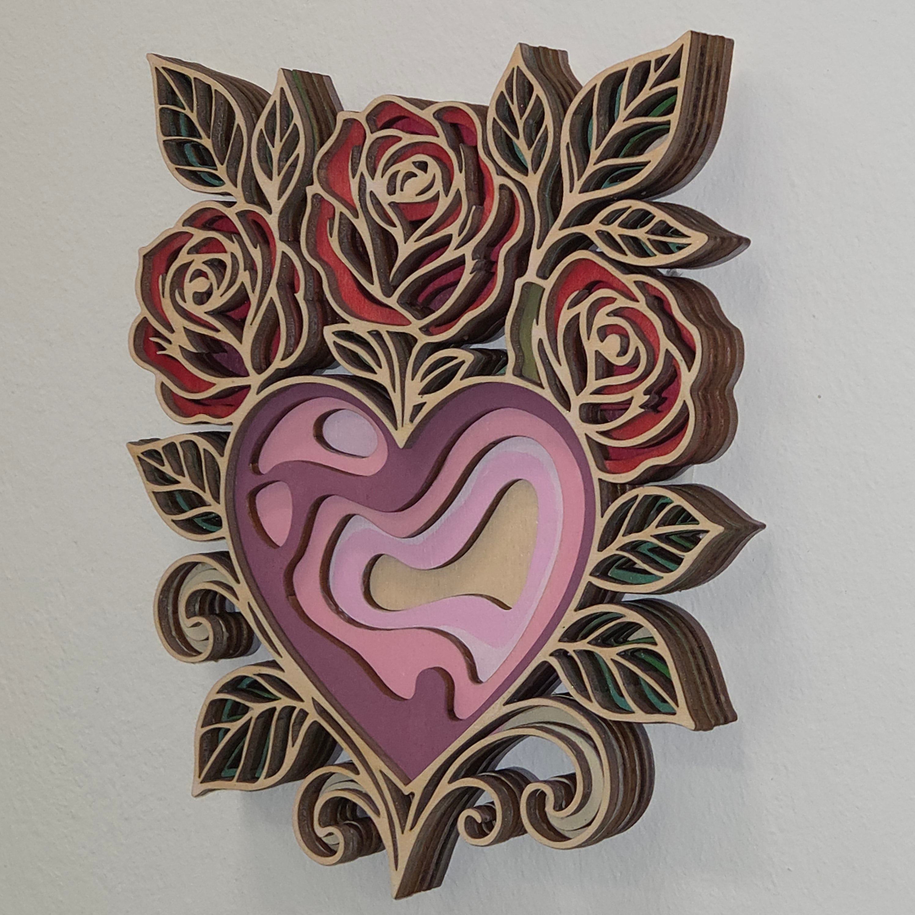 Rožna mandala s srcem – lesena stenska dekoracija