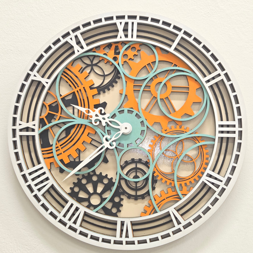 Stenska ura z zobniki – lesena dekorativna ura