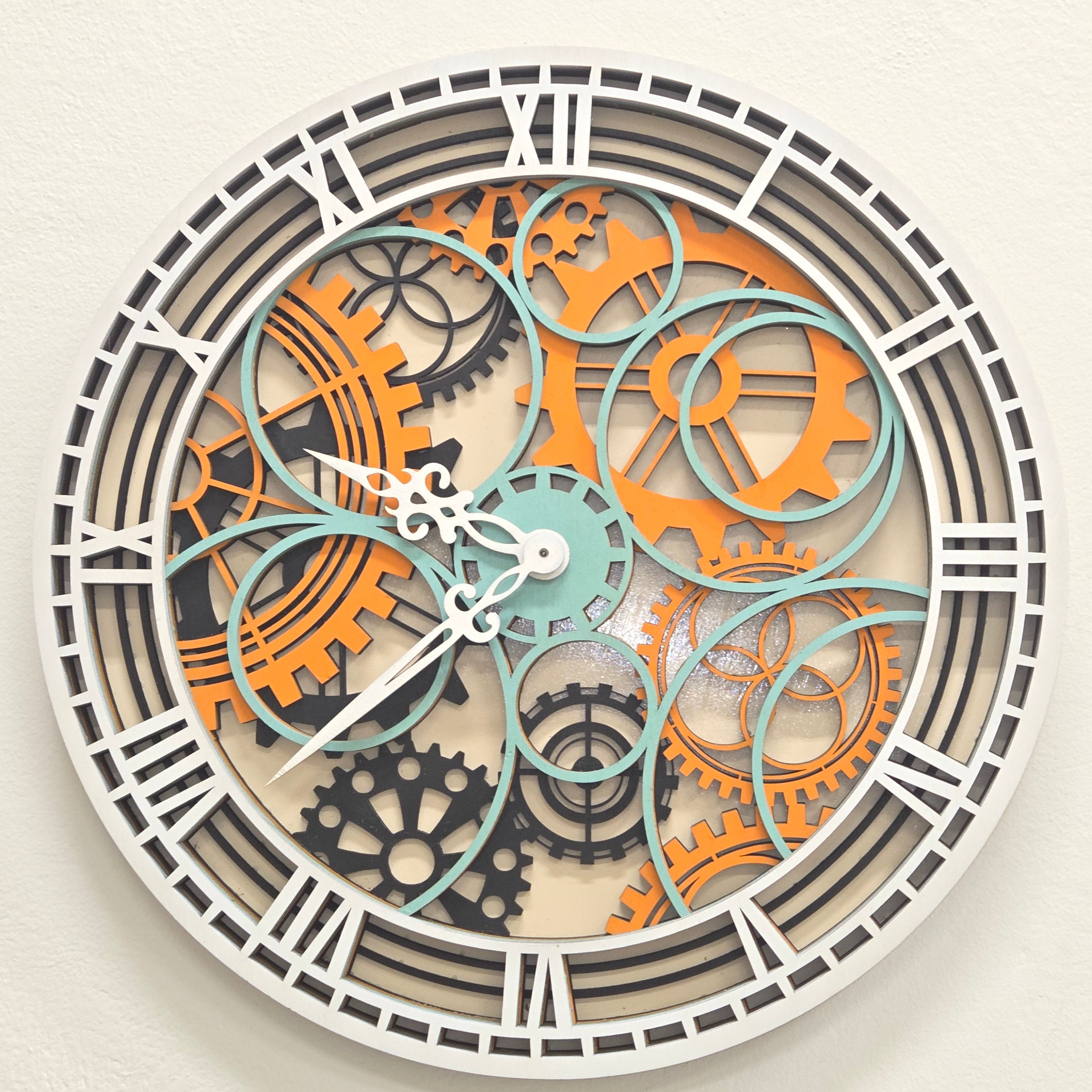 Stenska ura z zobniki – lesena dekorativna ura