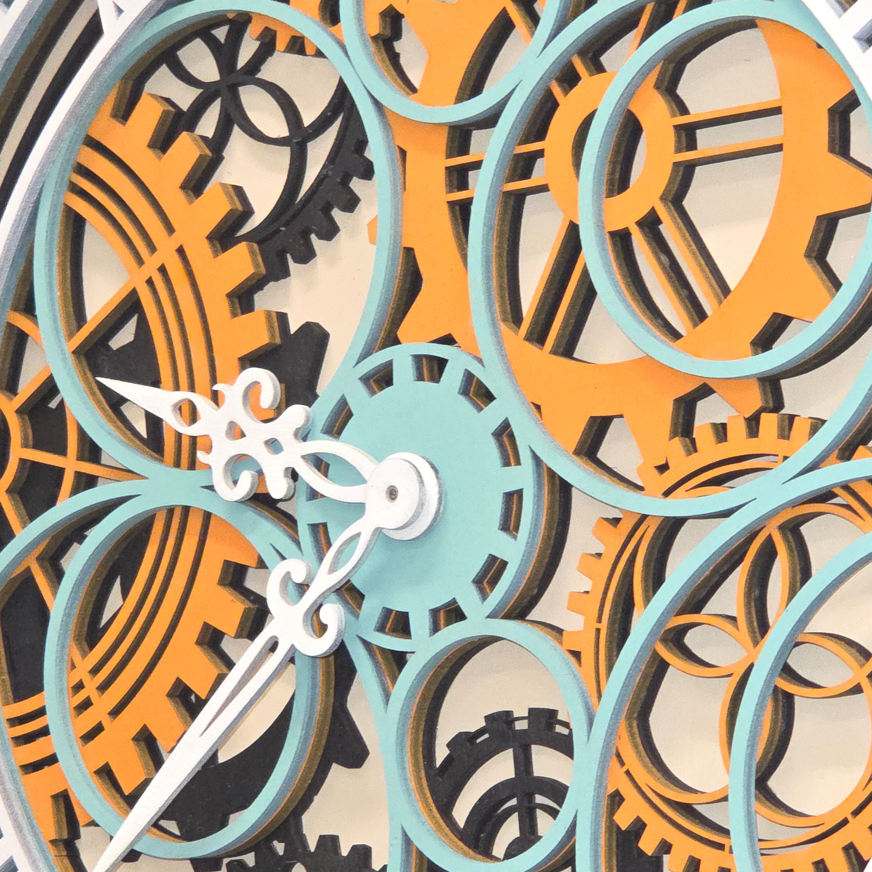 Stenska ura z zobniki – lesena dekorativna ura