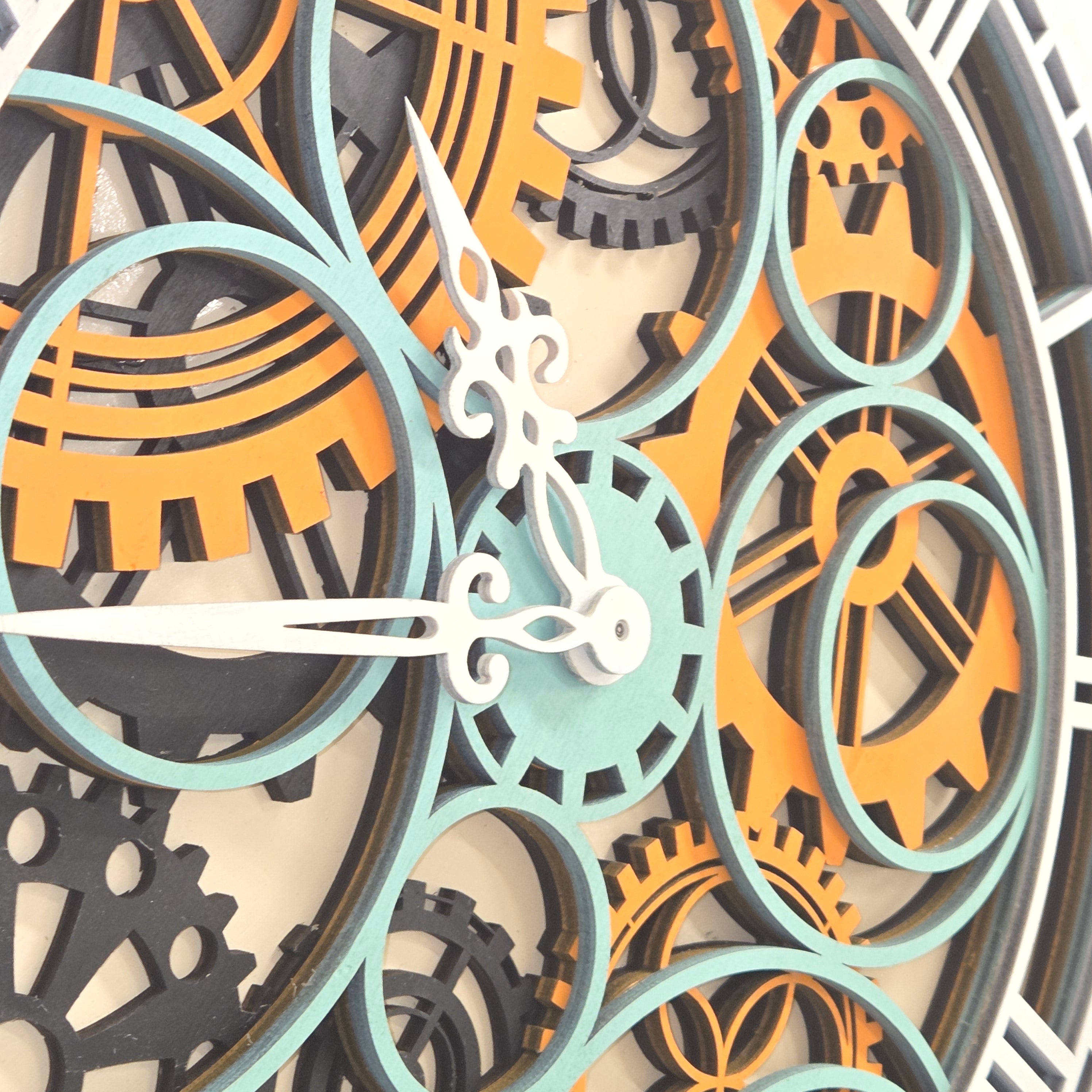 Stenska ura z zobniki – lesena dekorativna ura