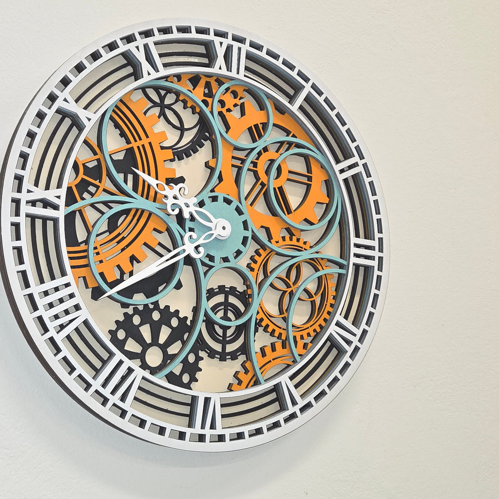 Stenska ura z zobniki – lesena dekorativna ura