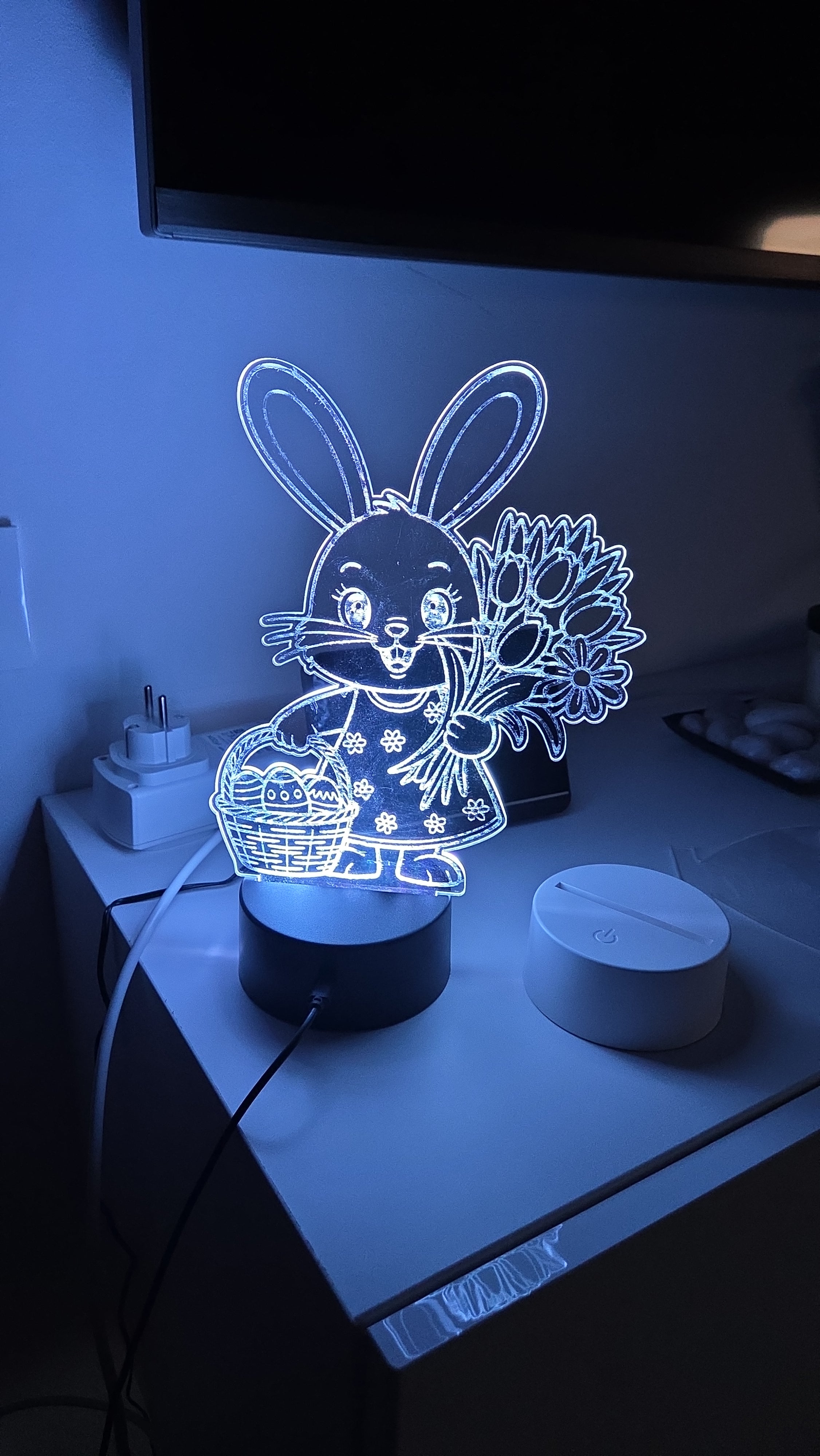 LED-Häschen mit Blumen und Korb